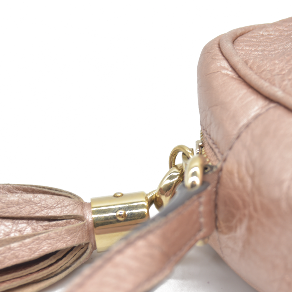 $1490 Gucci  Pebbled Calfskin Small Soho Disco Bag Camelia