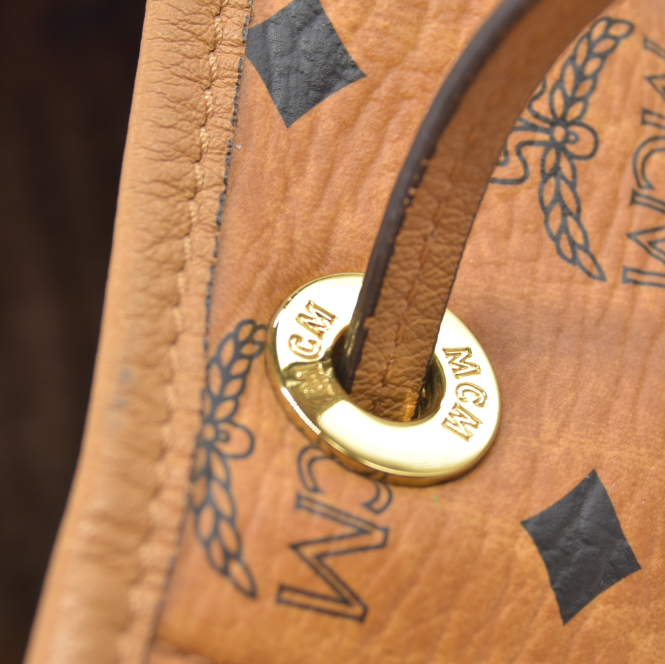 $880 MCM Visetos Large Liz Reversible Shopper Tote Cognac