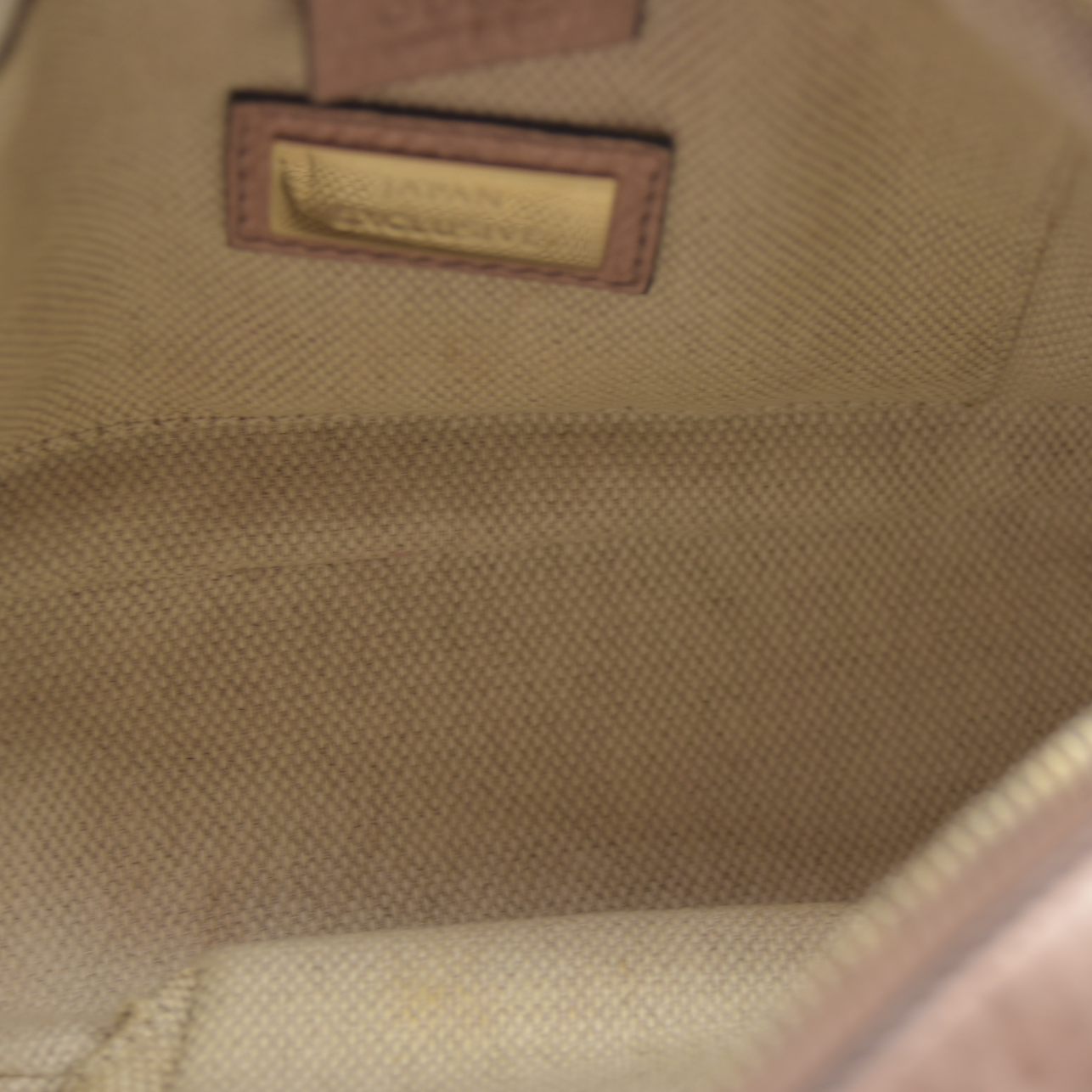 $1490 Gucci  Pebbled Calfskin Small Soho Disco Bag Camelia