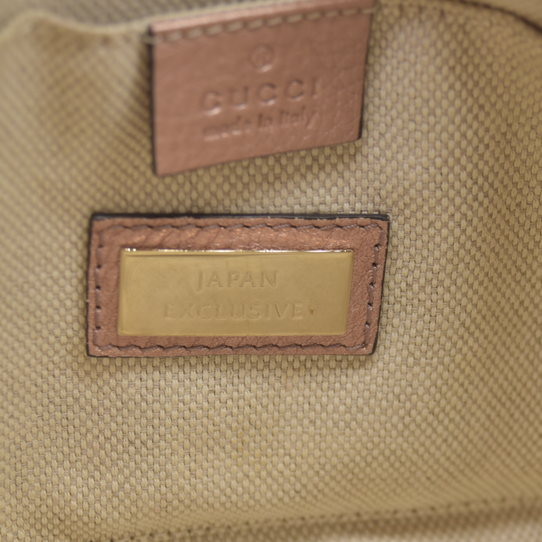 $1490 Gucci  Pebbled Calfskin Small Soho Disco Bag Camelia