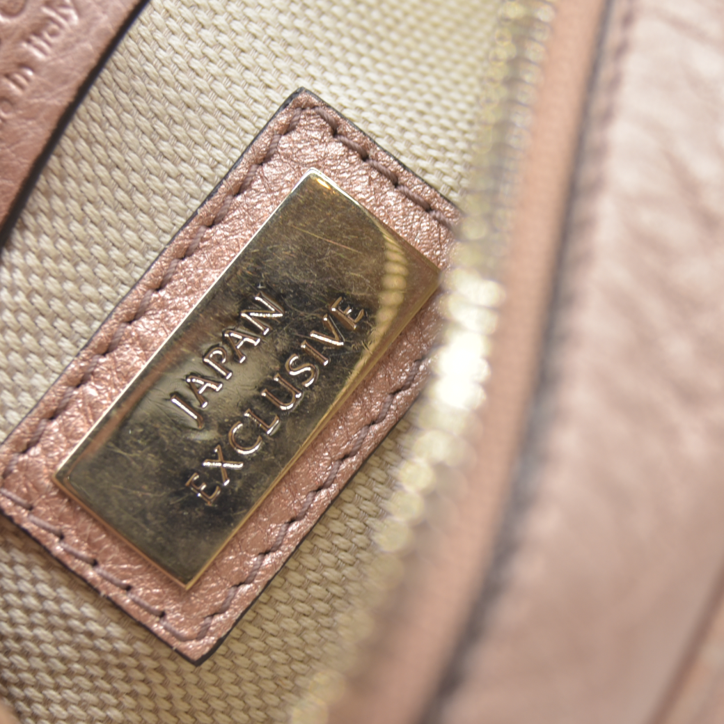 $1490 Gucci  Pebbled Calfskin Small Soho Disco Bag Camelia