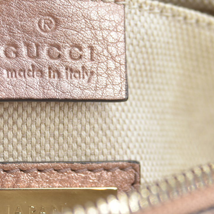 $1490 Gucci  Pebbled Calfskin Small Soho Disco Bag Camelia