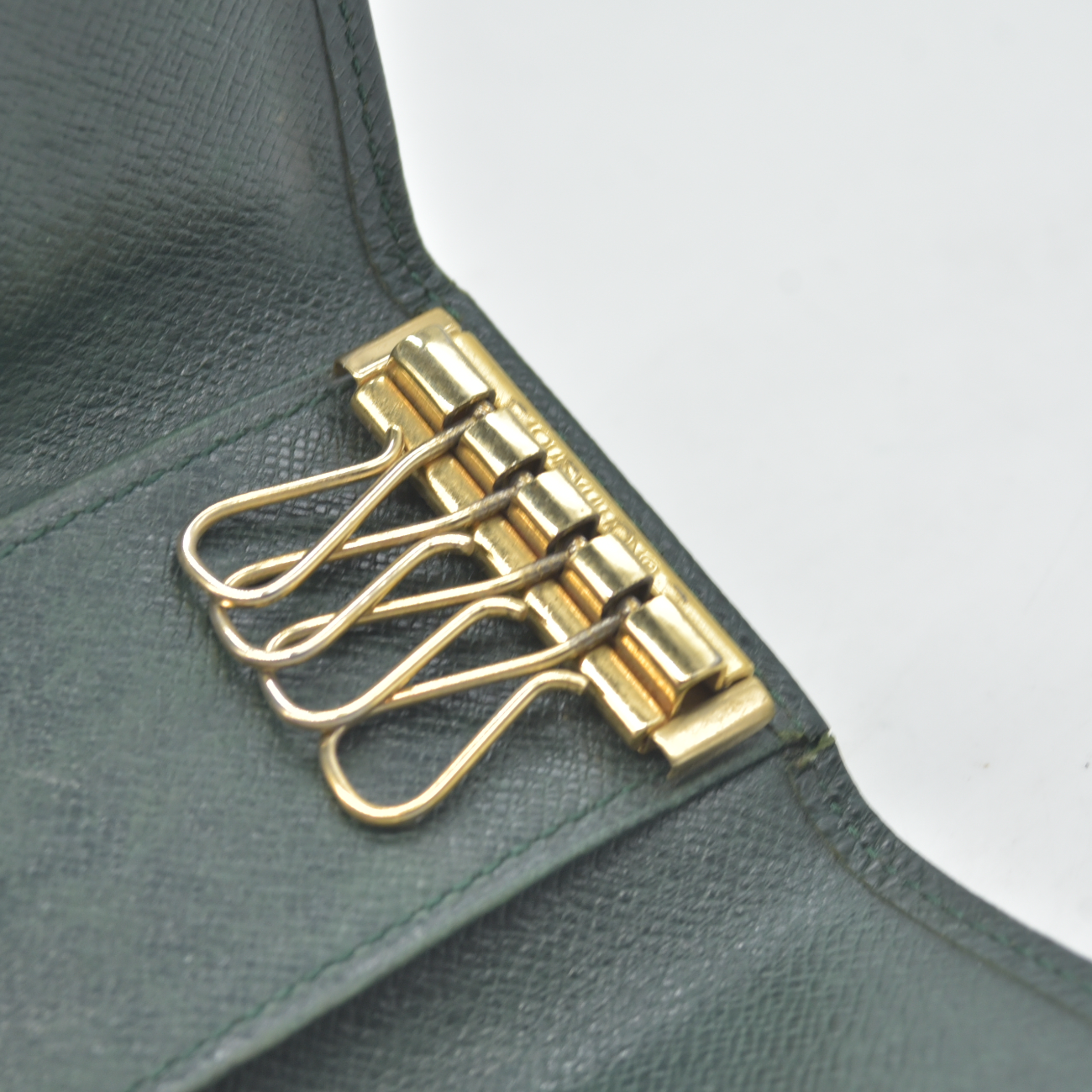 $355 1994 Louis Vuitton Dark Green Taiga Leather 4 Key Holder MI0954