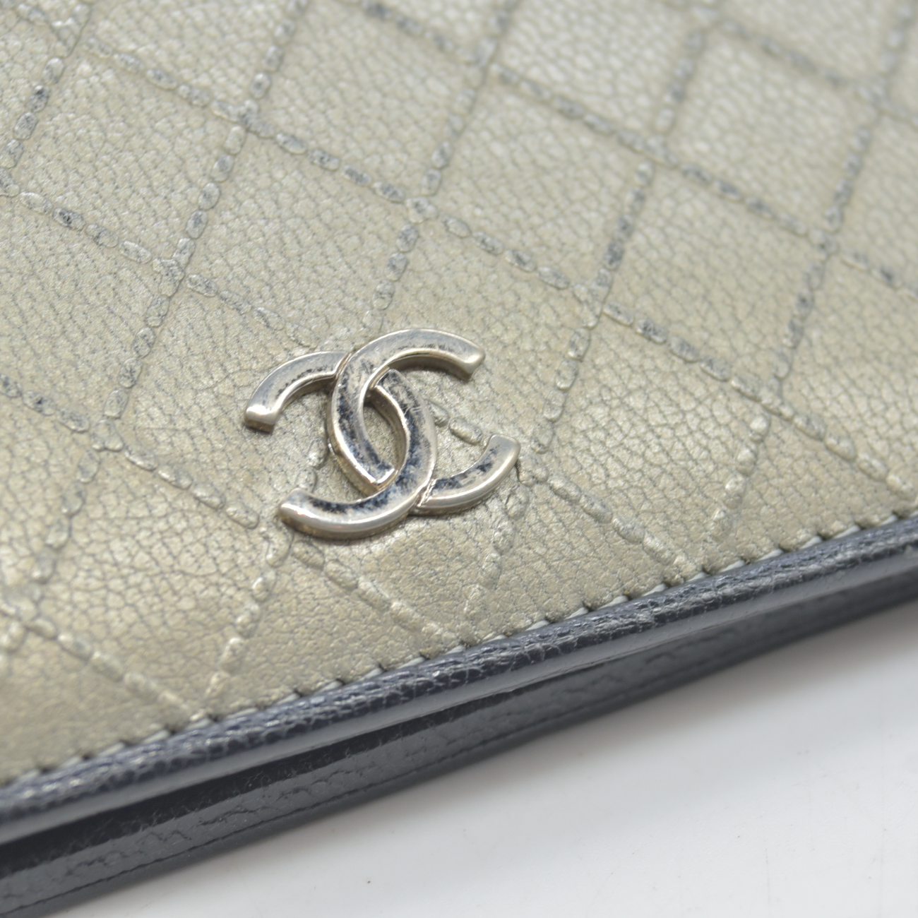 $995 2006 Chanel Metallic Calfskin Diamond Embossed Yen Wallet Grey