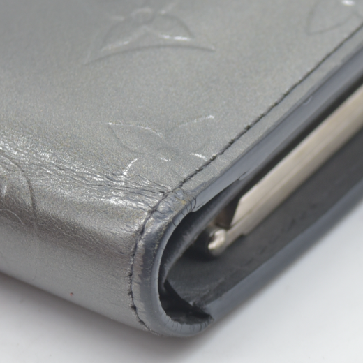 $935 LOUIS VUITTON Monogram Metallic Vernis Kisslock French Wallet Silver Grey MI1023