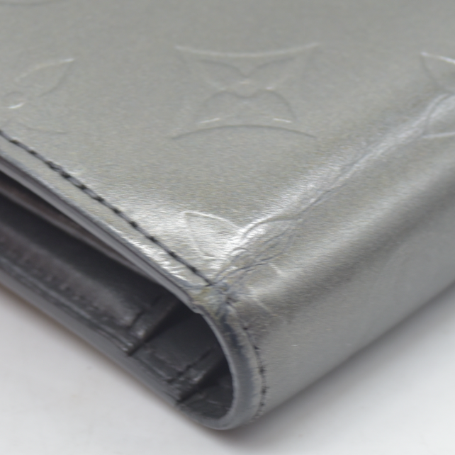 $935 LOUIS VUITTON Monogram Metallic Vernis Kisslock French Wallet Silver Grey MI1023