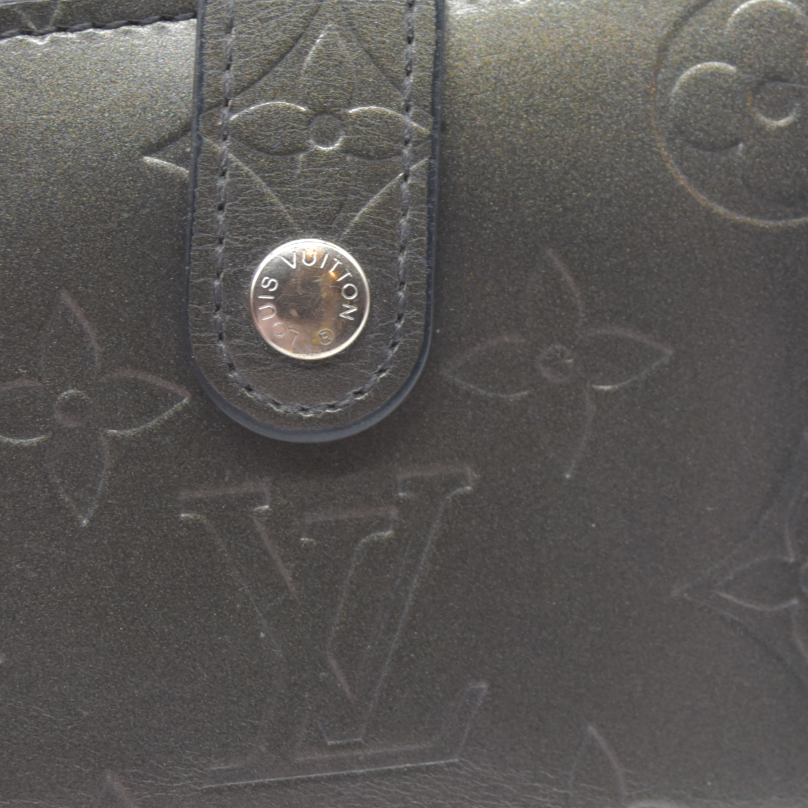 $935 LOUIS VUITTON Monogram Metallic Vernis Kisslock French Wallet Silver Grey MI1023