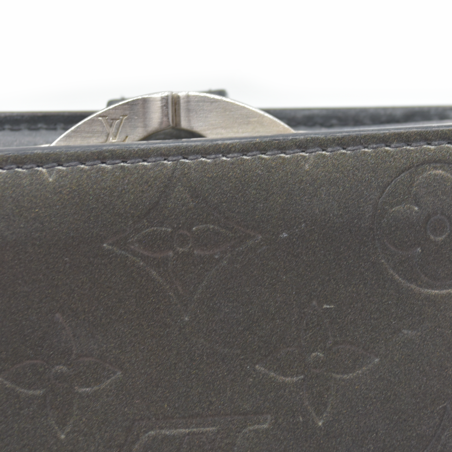 $935 LOUIS VUITTON Monogram Metallic Vernis Kisslock French Wallet Silver Grey MI1023