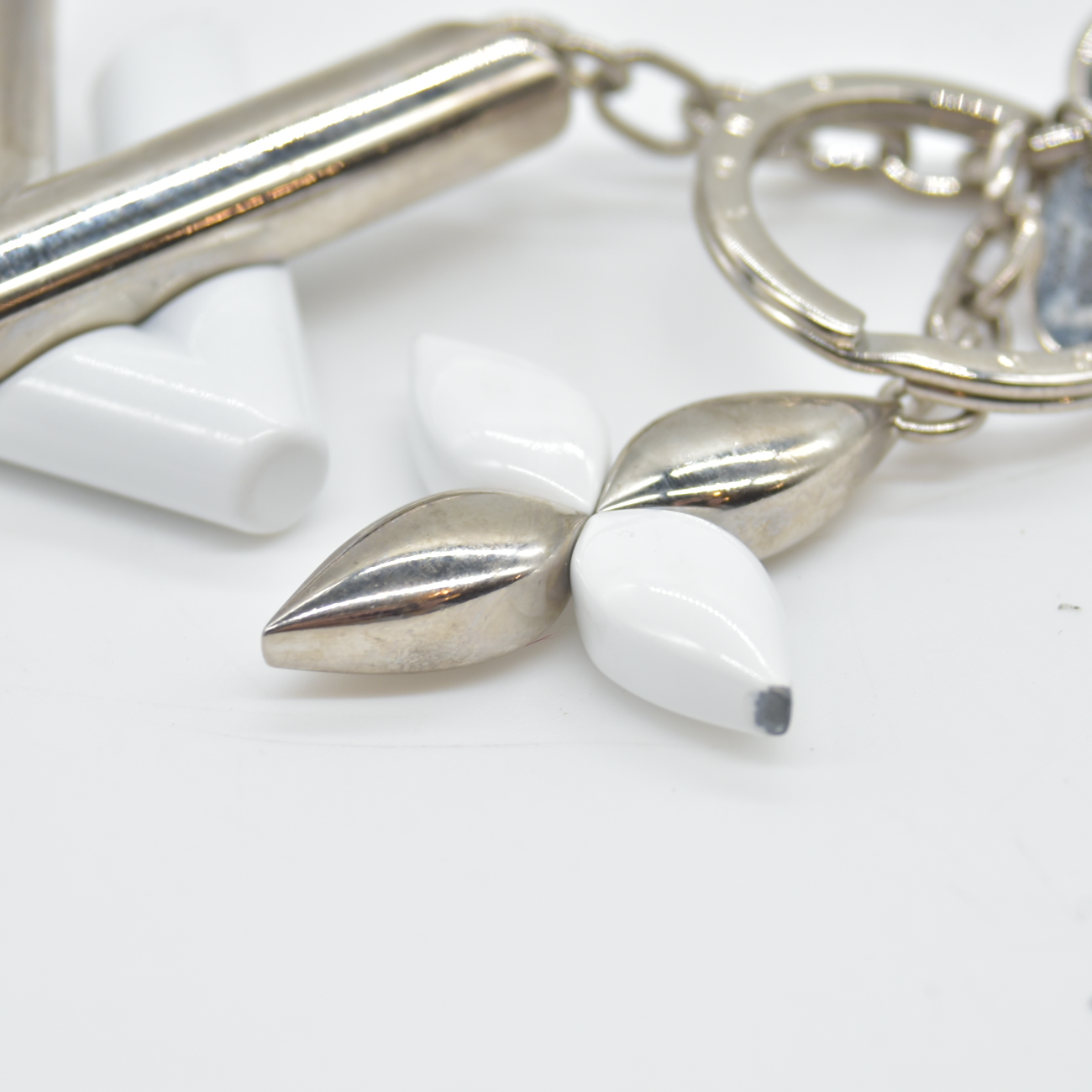 $405 2015 Louis Vuitton Silver Silver Resin LV Twist Key Ring Silvery Metal DI0195