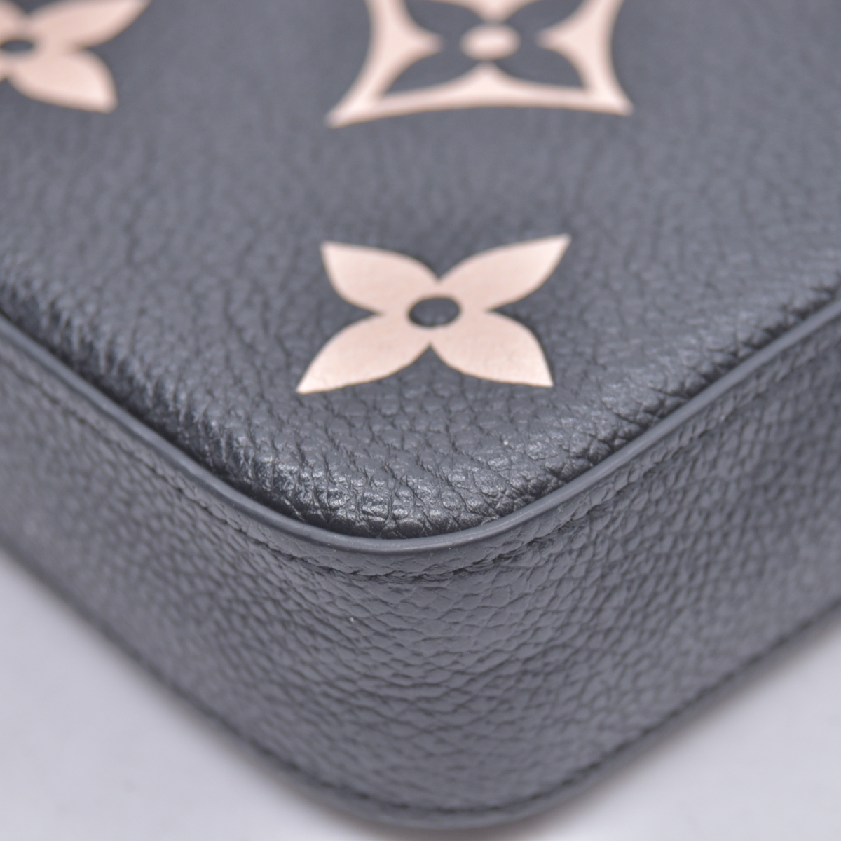 $1950 LOUIS VUITTON  Empreinte Monogram Giant Felicie Pochette Black Beige RFID