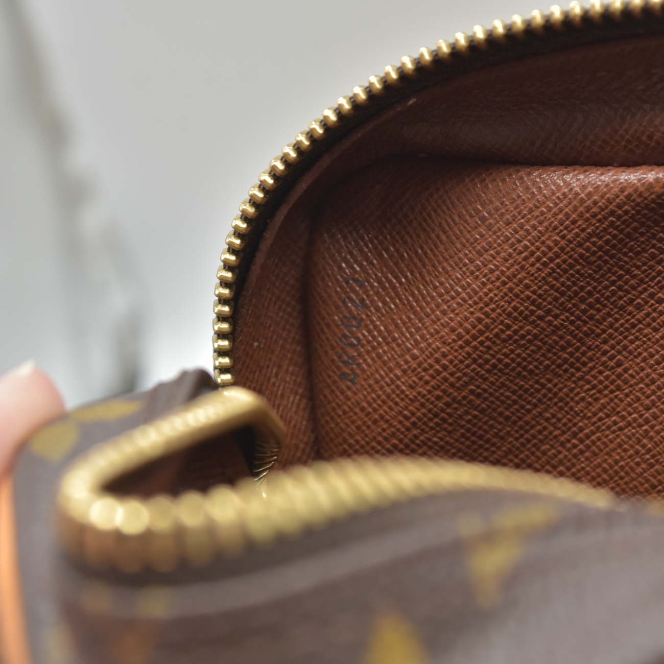 $995 2001 Louis Vuitton Amazone Monogram Crossbody Bag AR0021 CONSIGNMENT