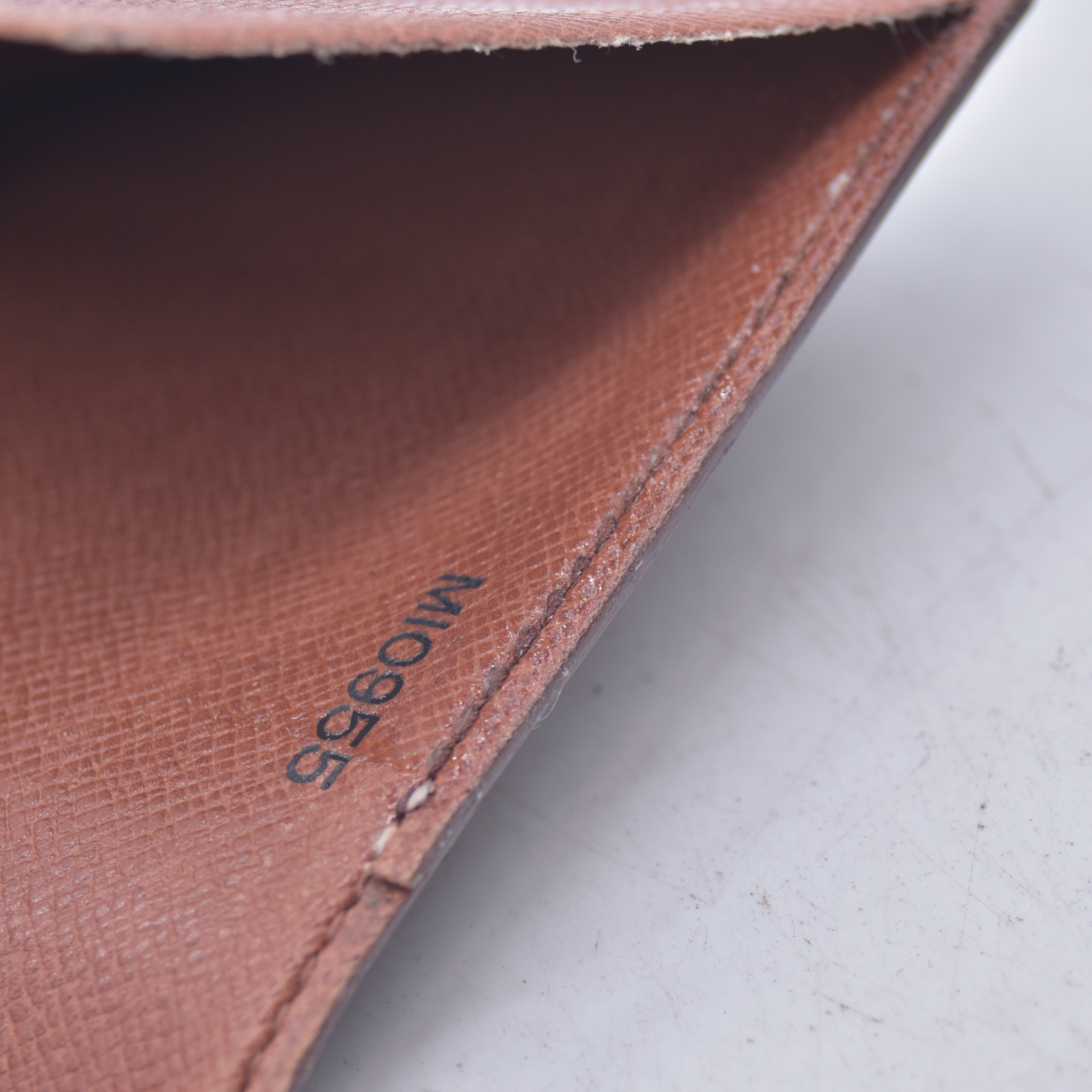 $400 1995 Louis Vuitton Monogram Passport Cover MI0955