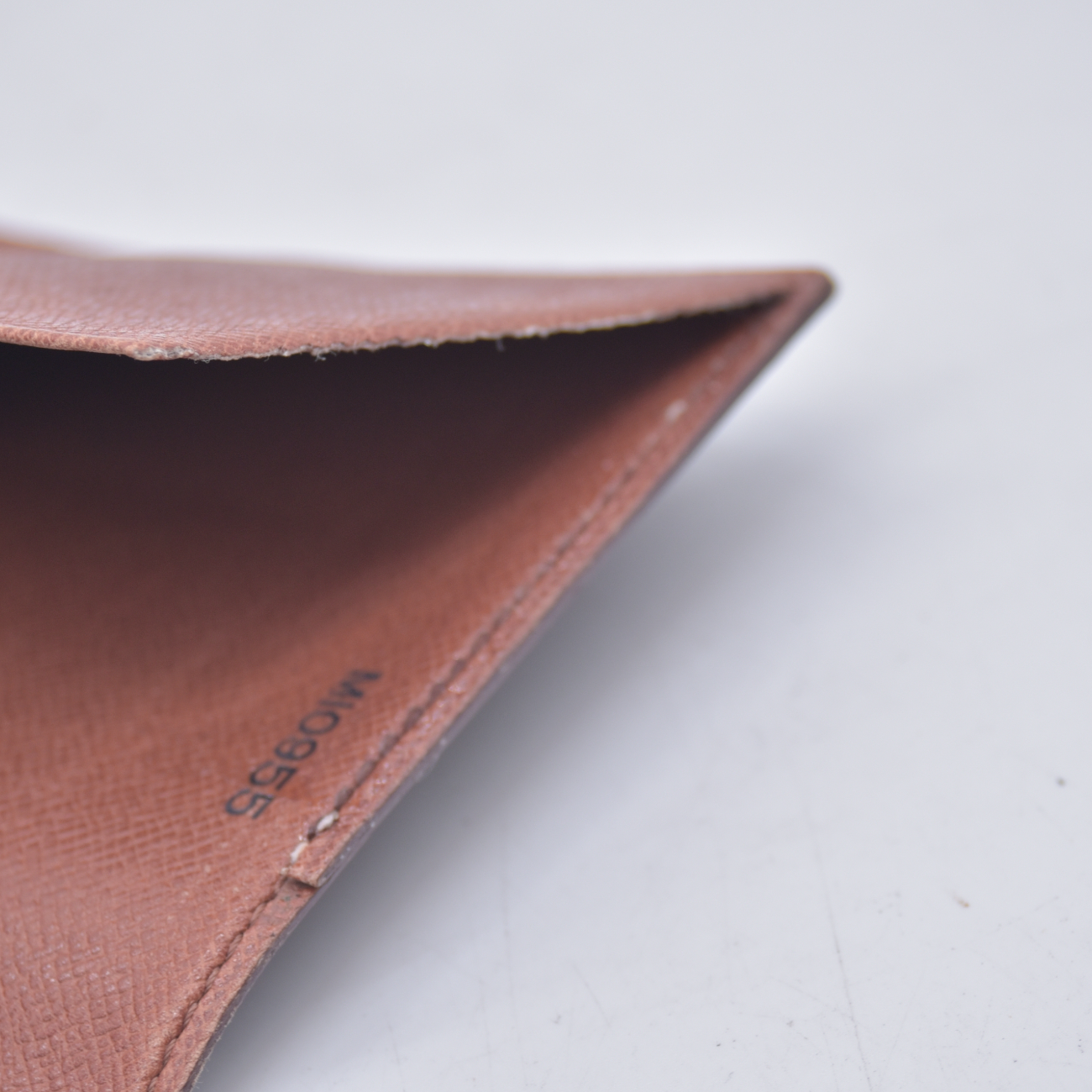 $400 1995 Louis Vuitton Monogram Passport Cover MI0955