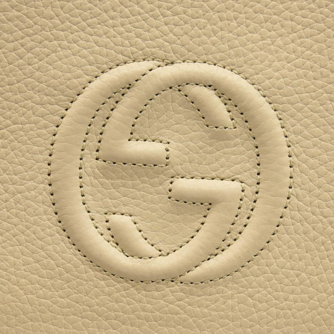 GUCCI Pebbled Calfskin Soho Wallet on Chain Ivoire