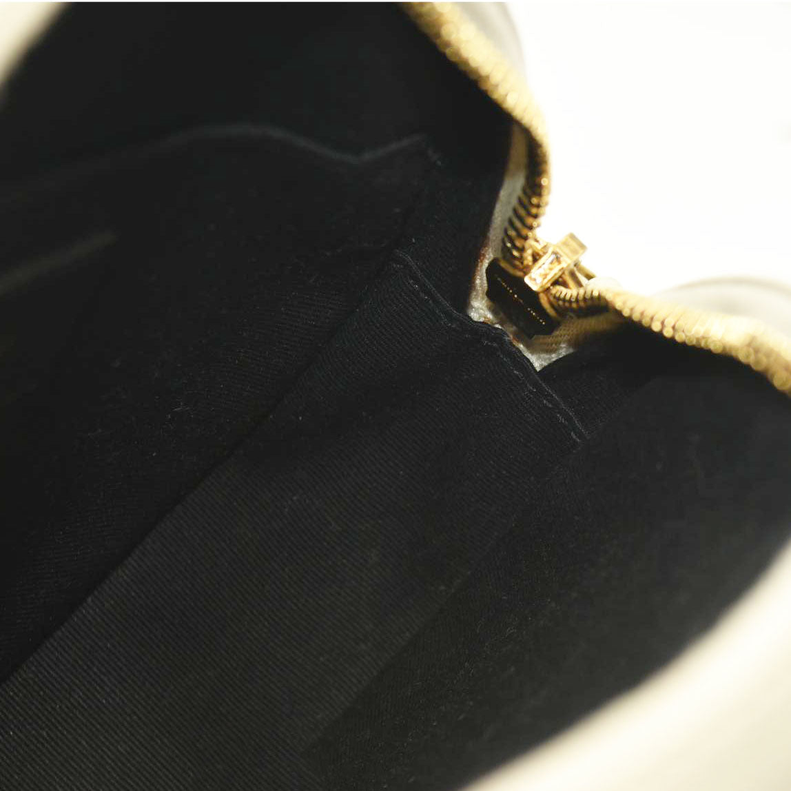 Saint Laurent  Grain De Poudre Matelasse Chevron Quilted Round Vinyle Camera Bag Crema Soft