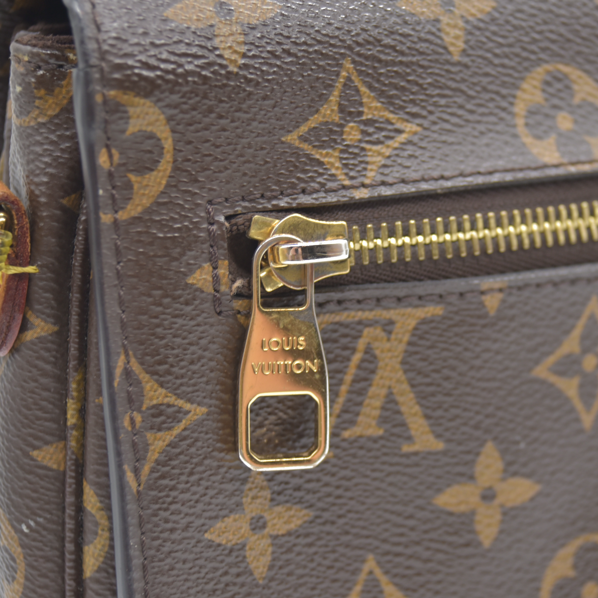 Louis Vuitton  Monogram Pochette Metis AR0148