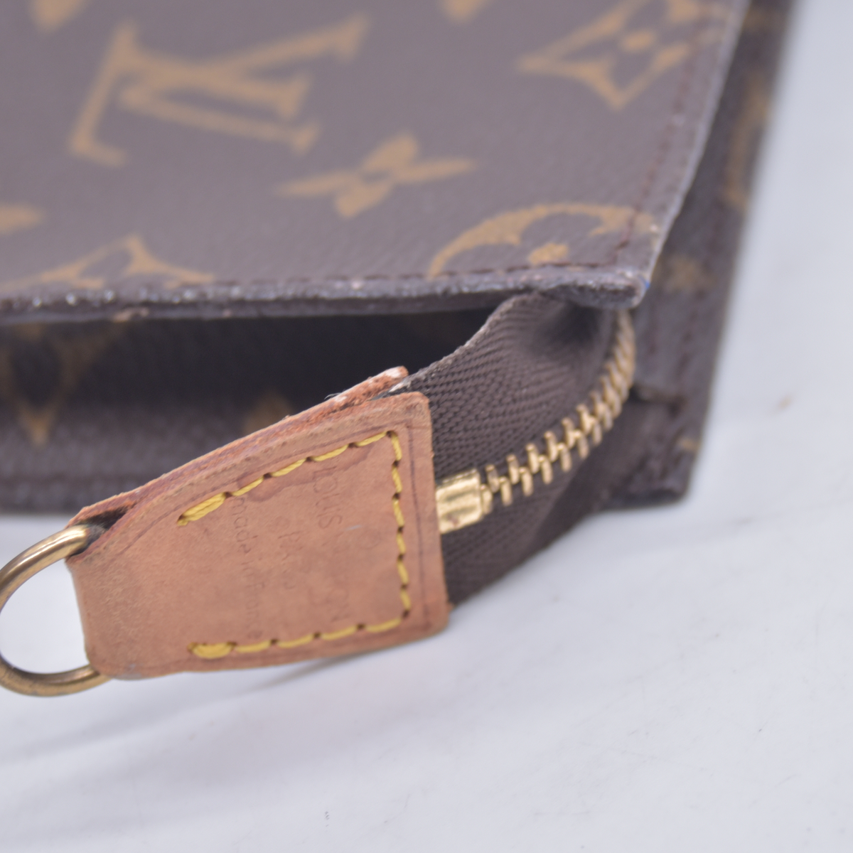 $490 1998 Louis Vuitton Monogram Bucket 23 Pouch AR0938