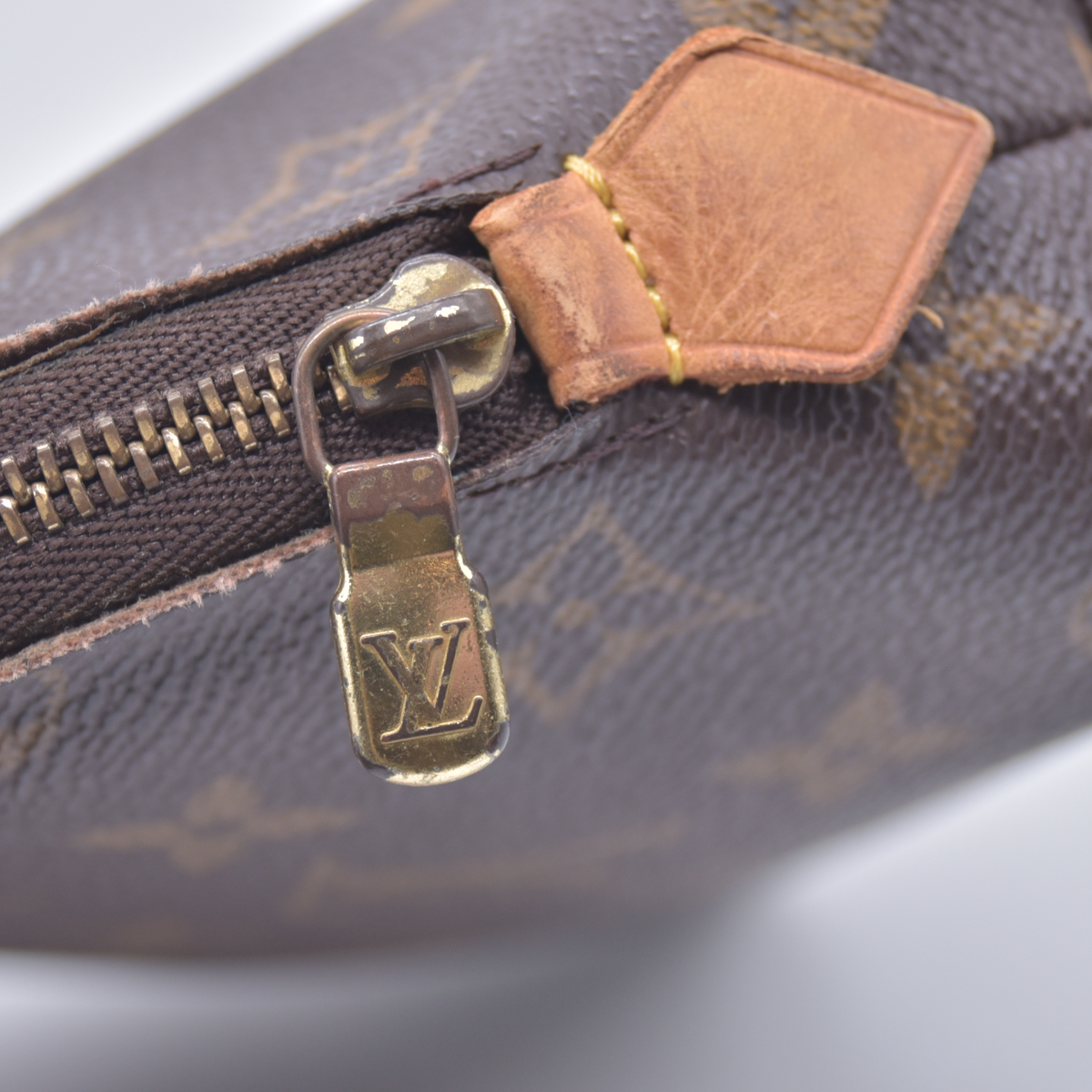 $625 2000 LOUIS VUITTON Monogram Cosmetic Pouch CA1010