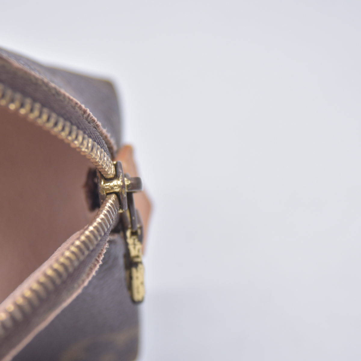 $625 2000 LOUIS VUITTON Monogram Cosmetic Pouch CA1010