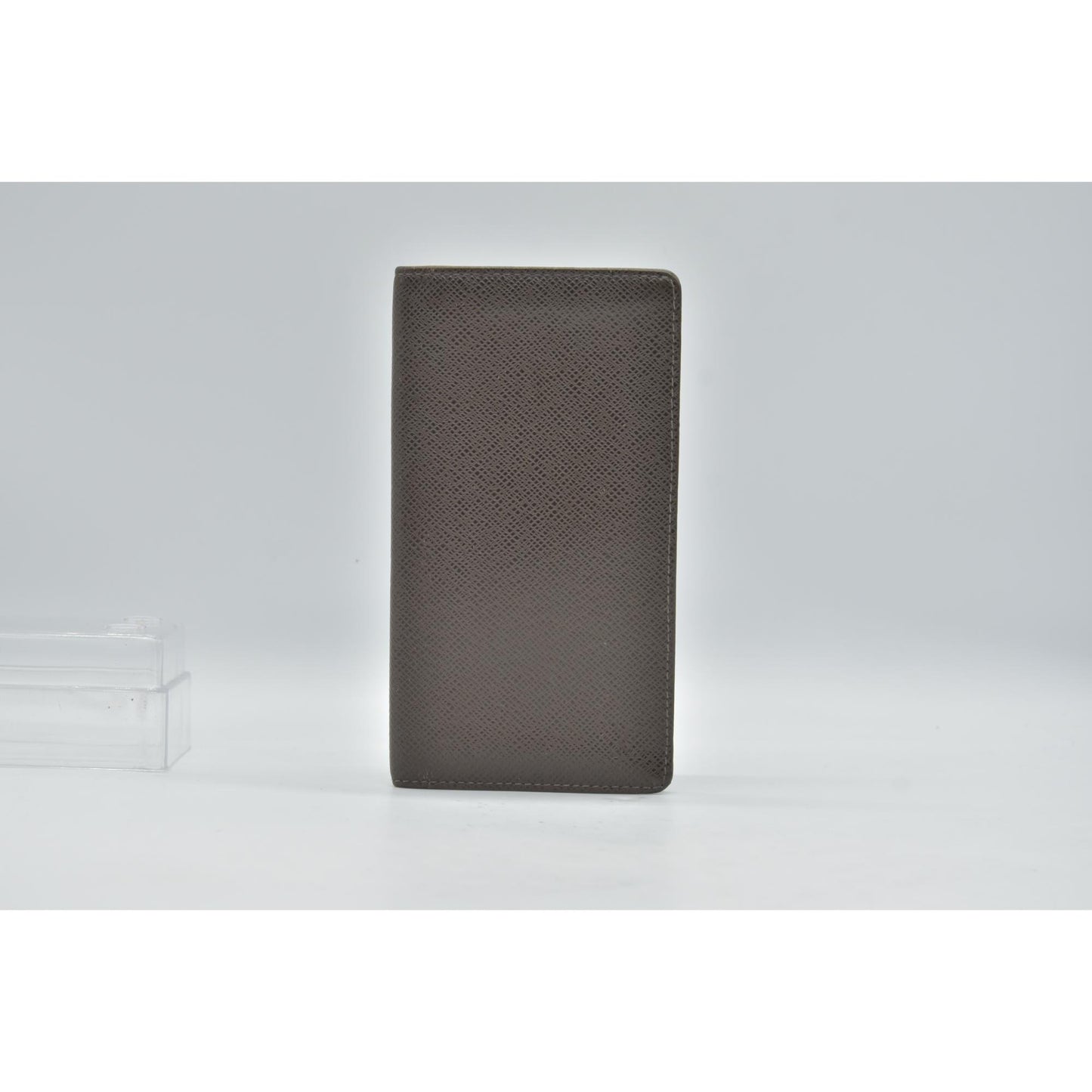 $835 Louis Vuitton Taiga Brown Leather Bifold Wallet CONSIGNMENT