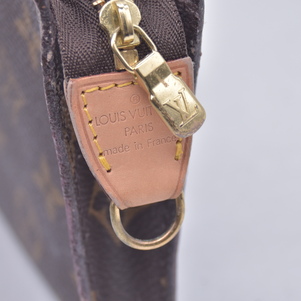 $590 1998 LOUIS VUITTON Monogram Bucket 27 Pouch AR0938