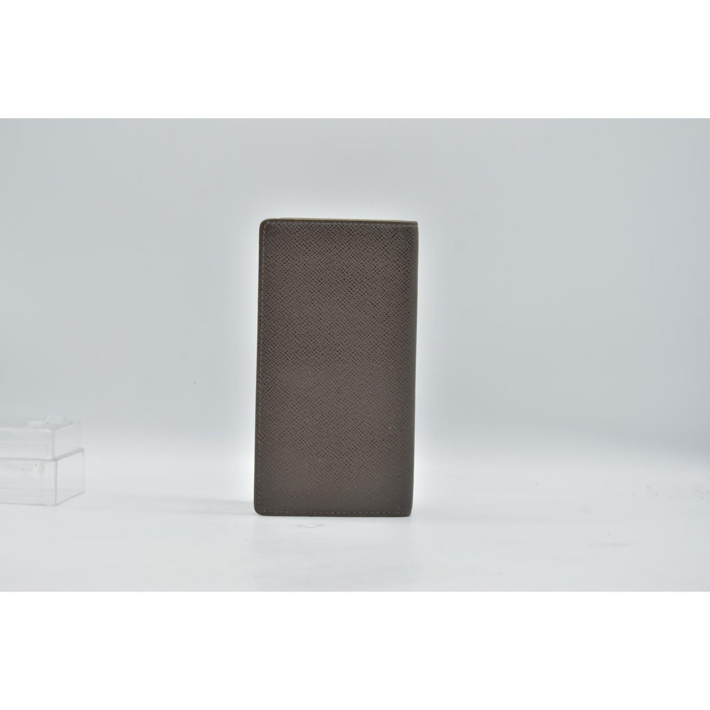 $835 Louis Vuitton Taiga Brown Leather Bifold Wallet CONSIGNMENT