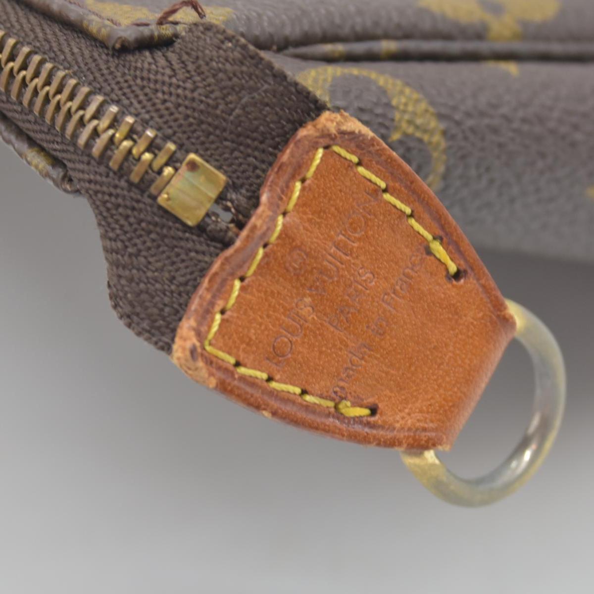 $1290 1999 Louis Vuitton Monogram Pochette Accessories AR0999