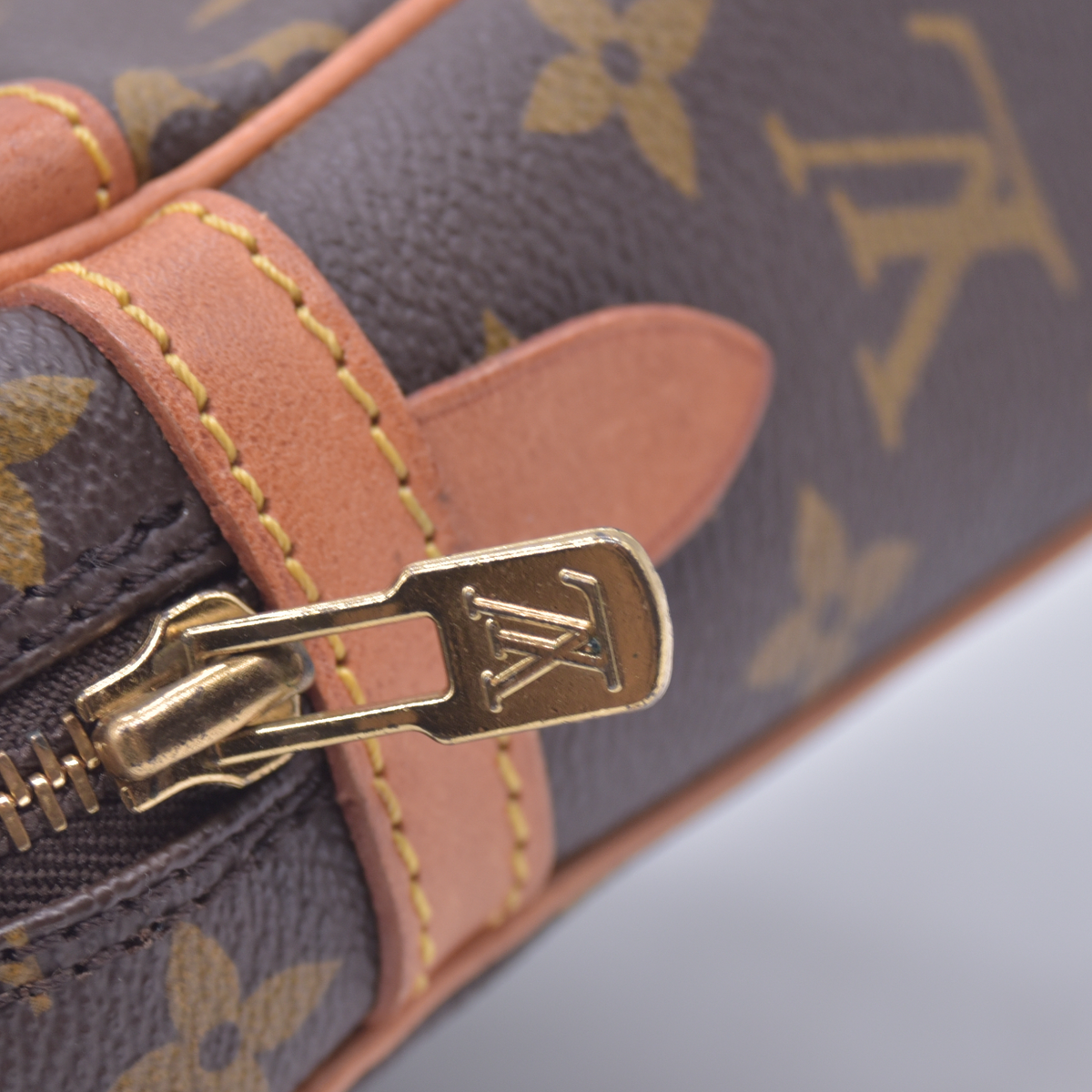 $600 1988 Louis Vuitton Monogram Compiegne 23 Toiletries 881TH