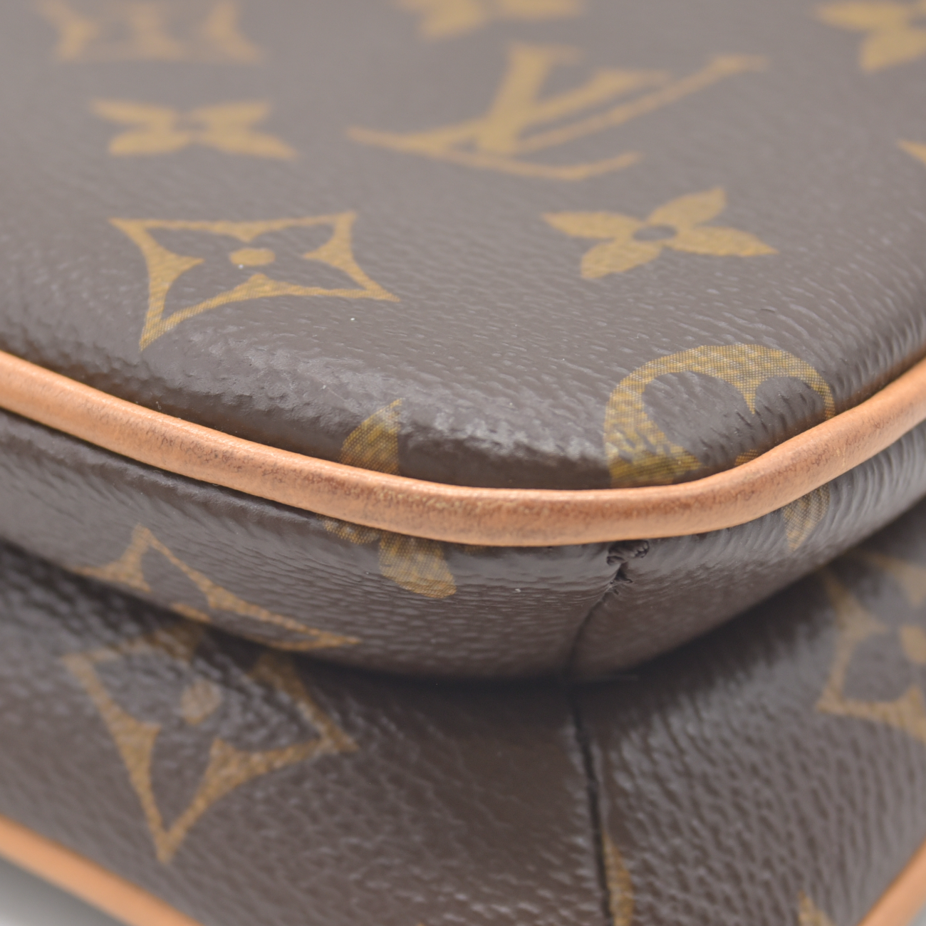 $1890 Louis Vuitton Monogram Liv Pochette RFID
