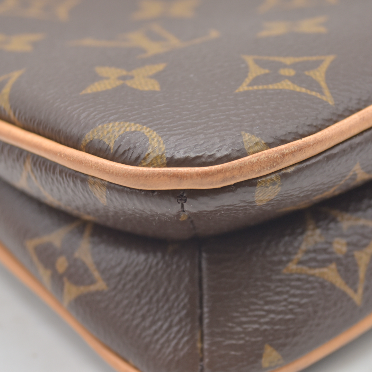 $1890 Louis Vuitton Monogram Liv Pochette RFID