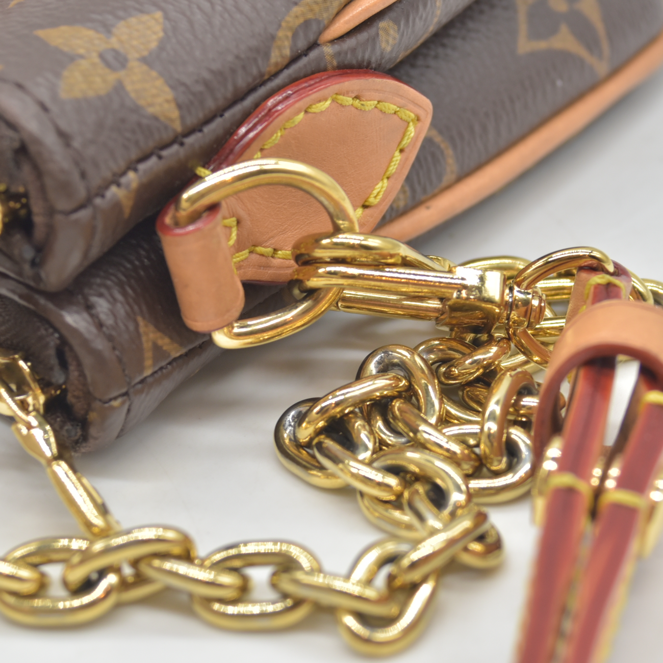$1890 Louis Vuitton Monogram Liv Pochette RFID