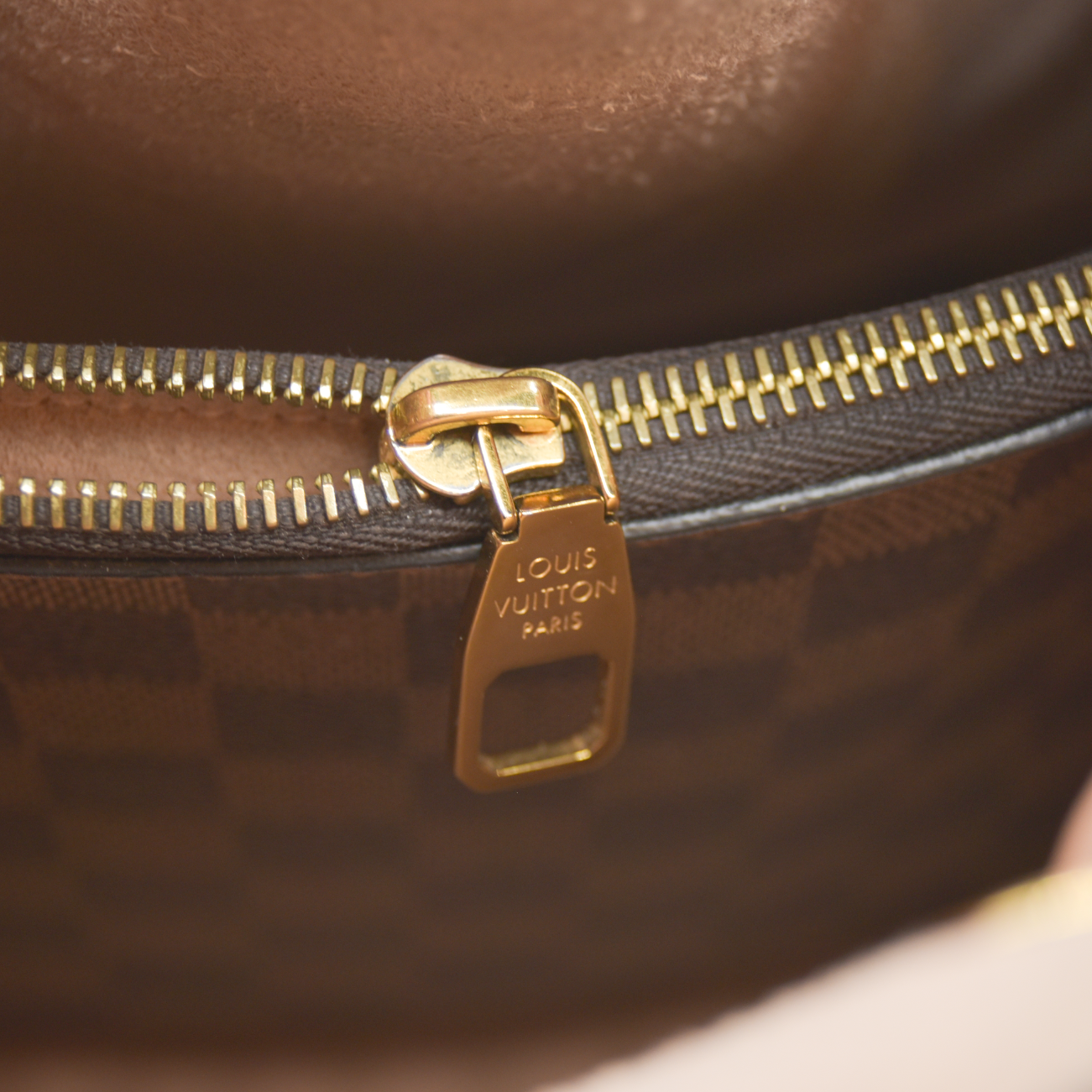 AUCTION $2300 Louis Vuitton  Damier Ebene Neonoe MM Venus Pink