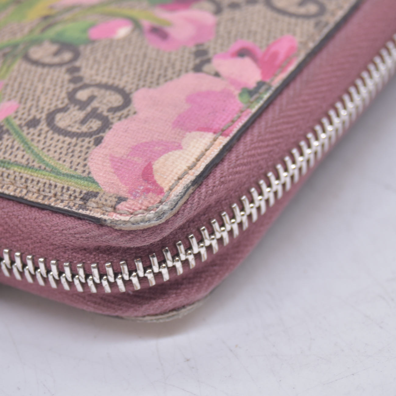 $620 Gucci GG Supreme Monogram Blooms Zip Around Wallet Beige Multicolor Dry Rose
