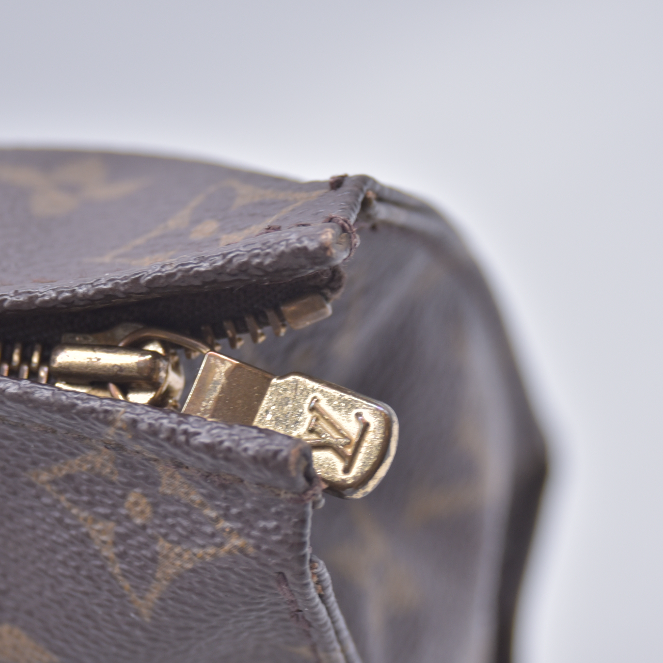 $540 1988 Louis Vuitton Monogram Toiletry 19 884TH