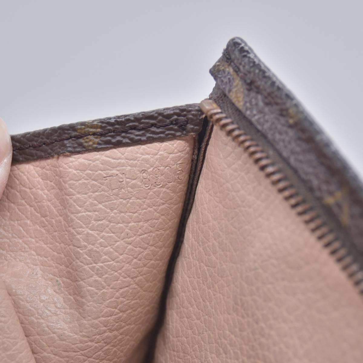 $760 1995 Louis Vuitton Toiletry 26 Brown Monogram TH8905