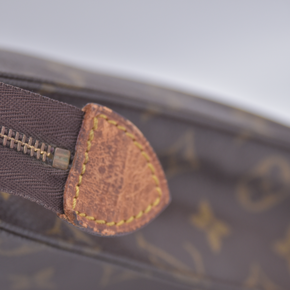 $760 1995 Louis Vuitton Toiletry 26 Brown Monogram TH8905