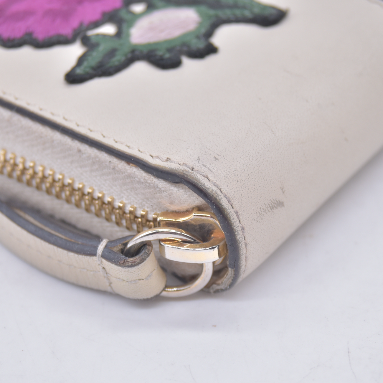 $980 Gucci White Sylvie Floral Embroidery Zip Around Wallet