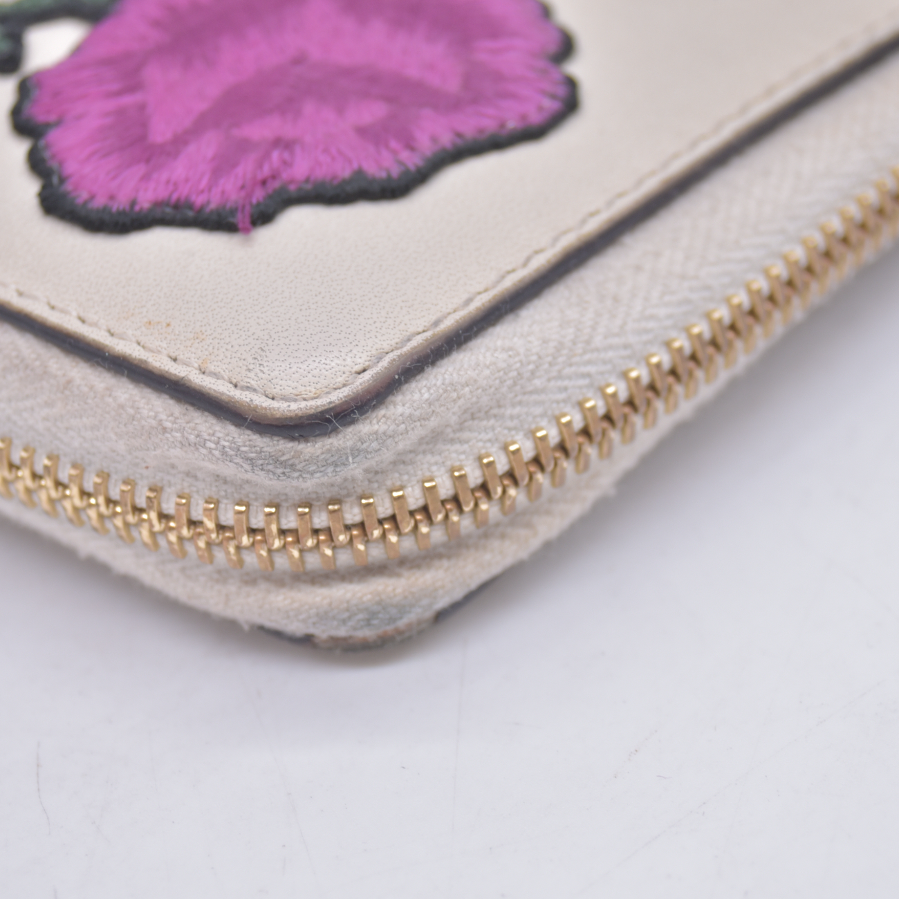 $980 Gucci White Sylvie Floral Embroidery Zip Around Wallet
