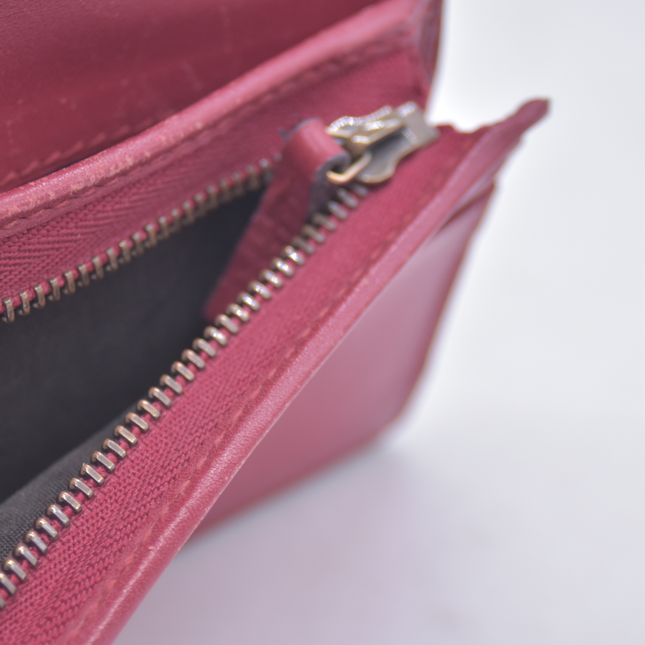 $470 GUCCI GG Supreme Monogram Cherry Embellished Card Case Wallet Hibiscus Red