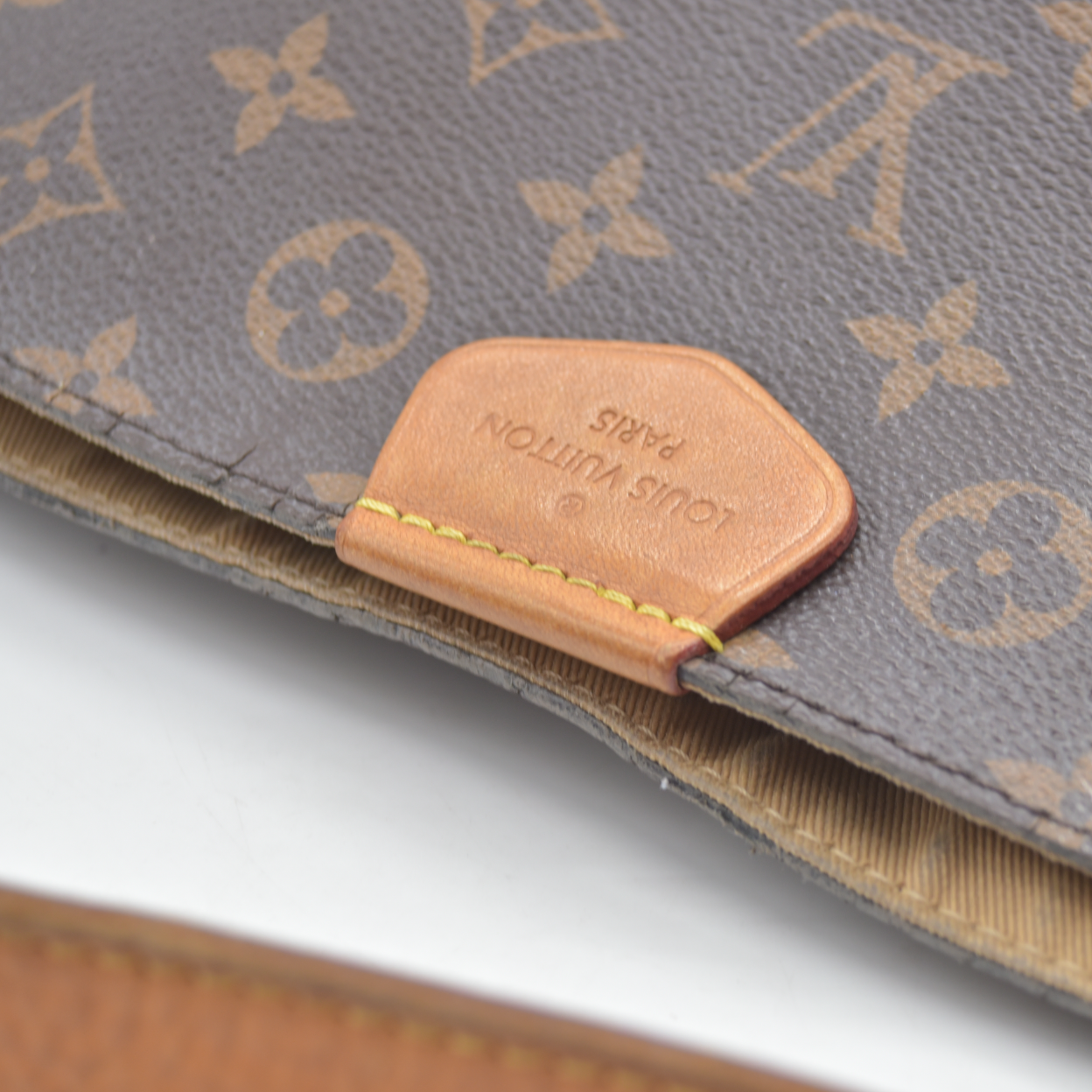 AUCTION $2120 Louis Vuitton  Monogram Graceful MM TX0159
