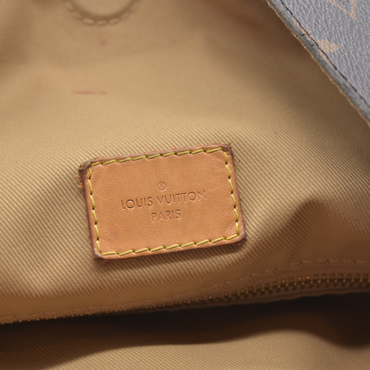 AUCTION $2120 Louis Vuitton  Monogram Graceful MM TX0159