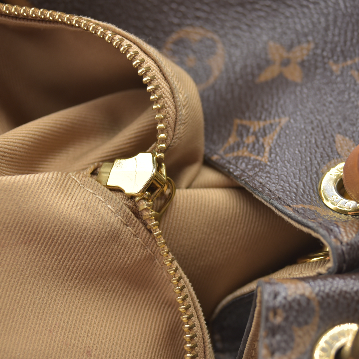 AUCTION $2120 Louis Vuitton  Monogram Graceful MM TX0159