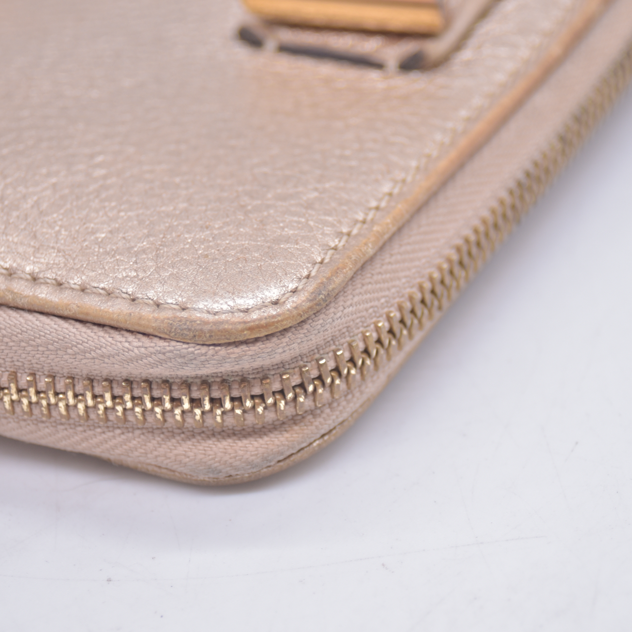 $550 Chloe Bobbie Bow Zip Around Gold Leather Wallet