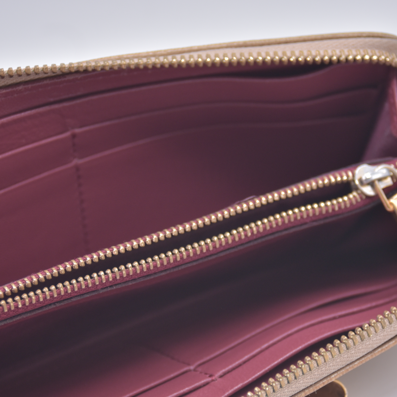 $550 Chloe Bobbie Bow Zip Around Gold Leather Wallet