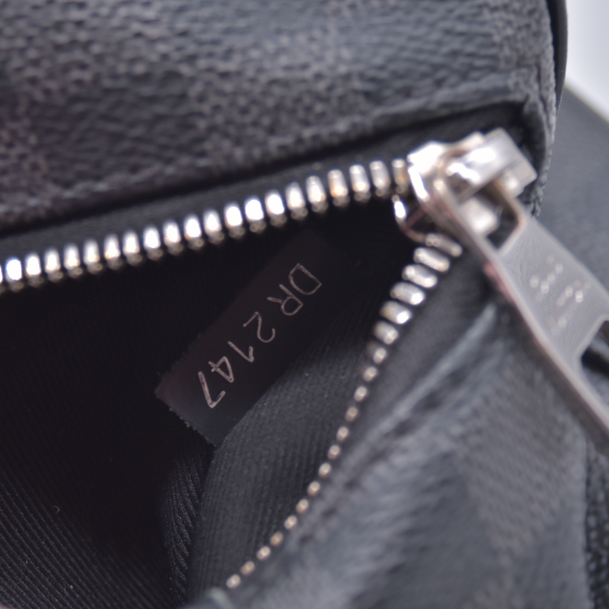 $2230 2017 Louis Vuitton Damier Graphite Josh DR2147 10020870