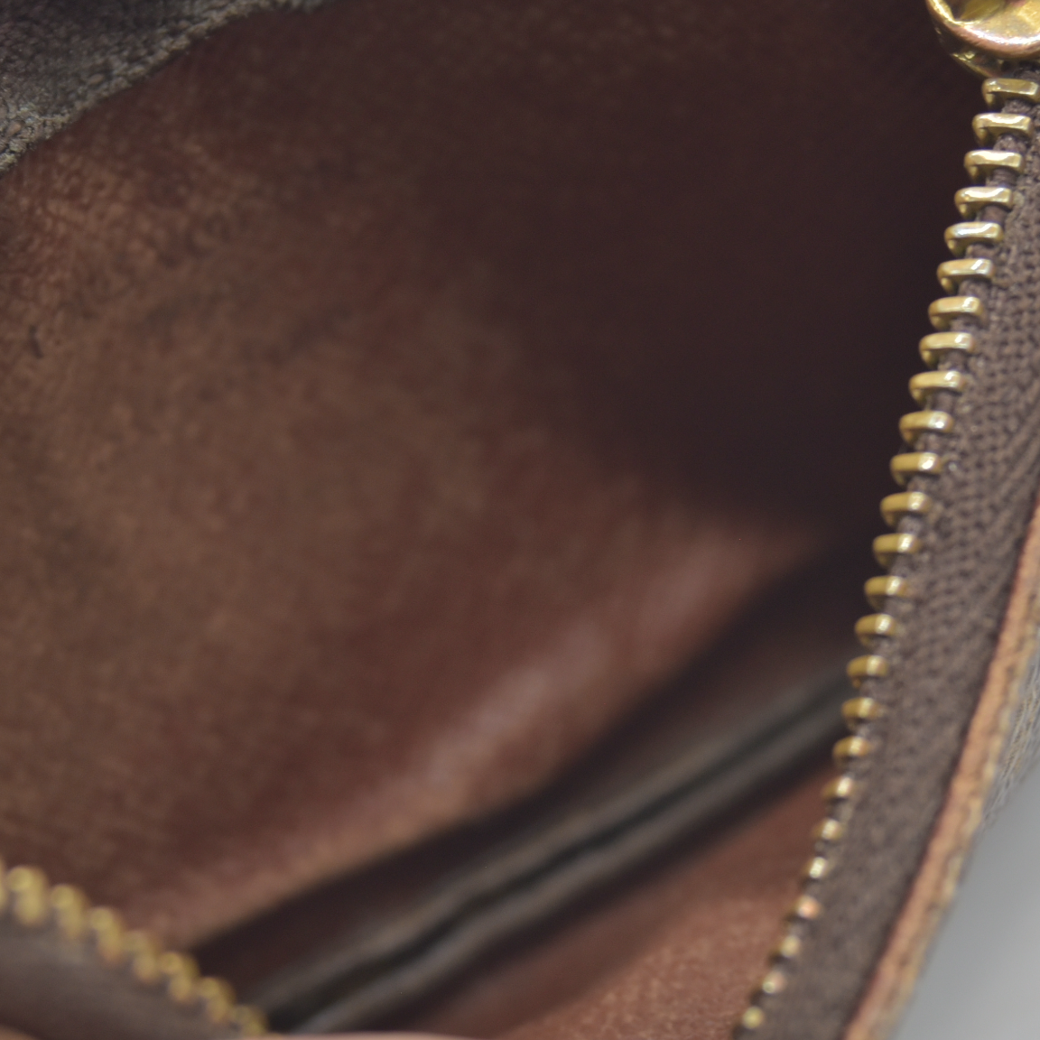 $345 2000 Louis Vuitton Monogram Key Pouch CA1020