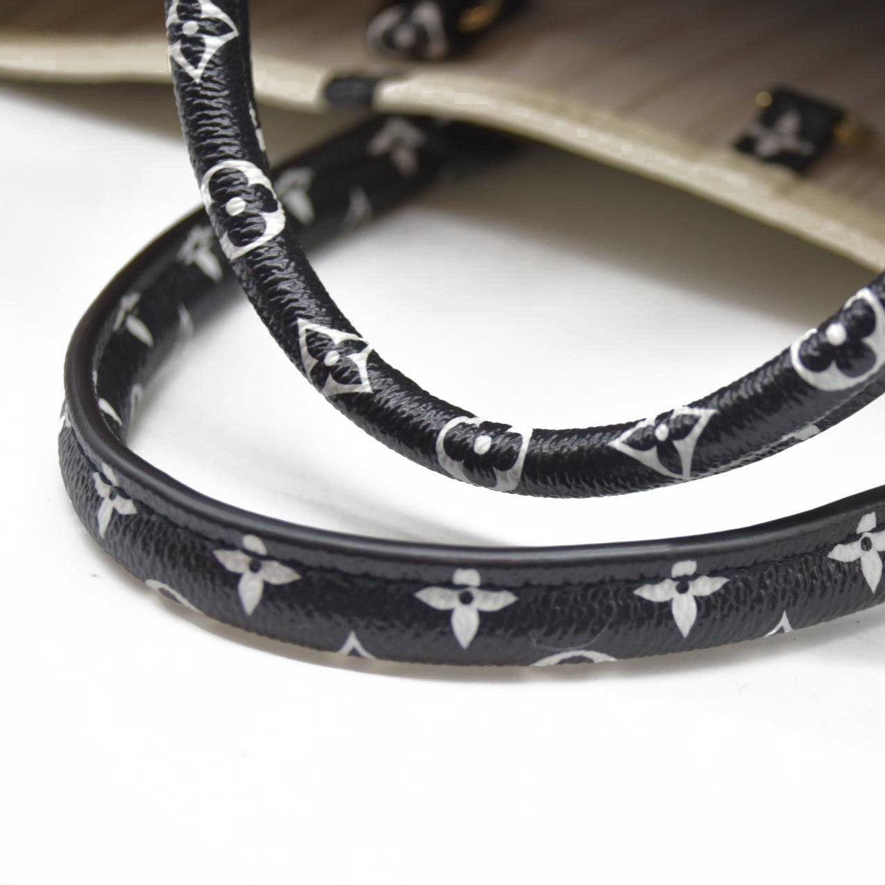 Louis Vuitton  Monogram Giant Jungle Onthego GM Ivory