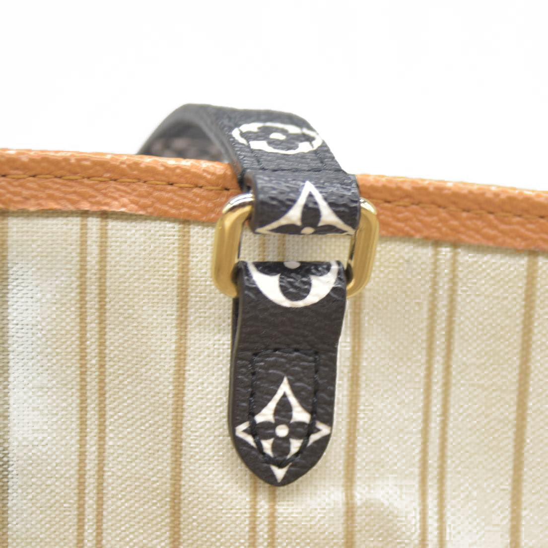 Louis Vuitton  Monogram Giant Jungle Onthego GM Ivory