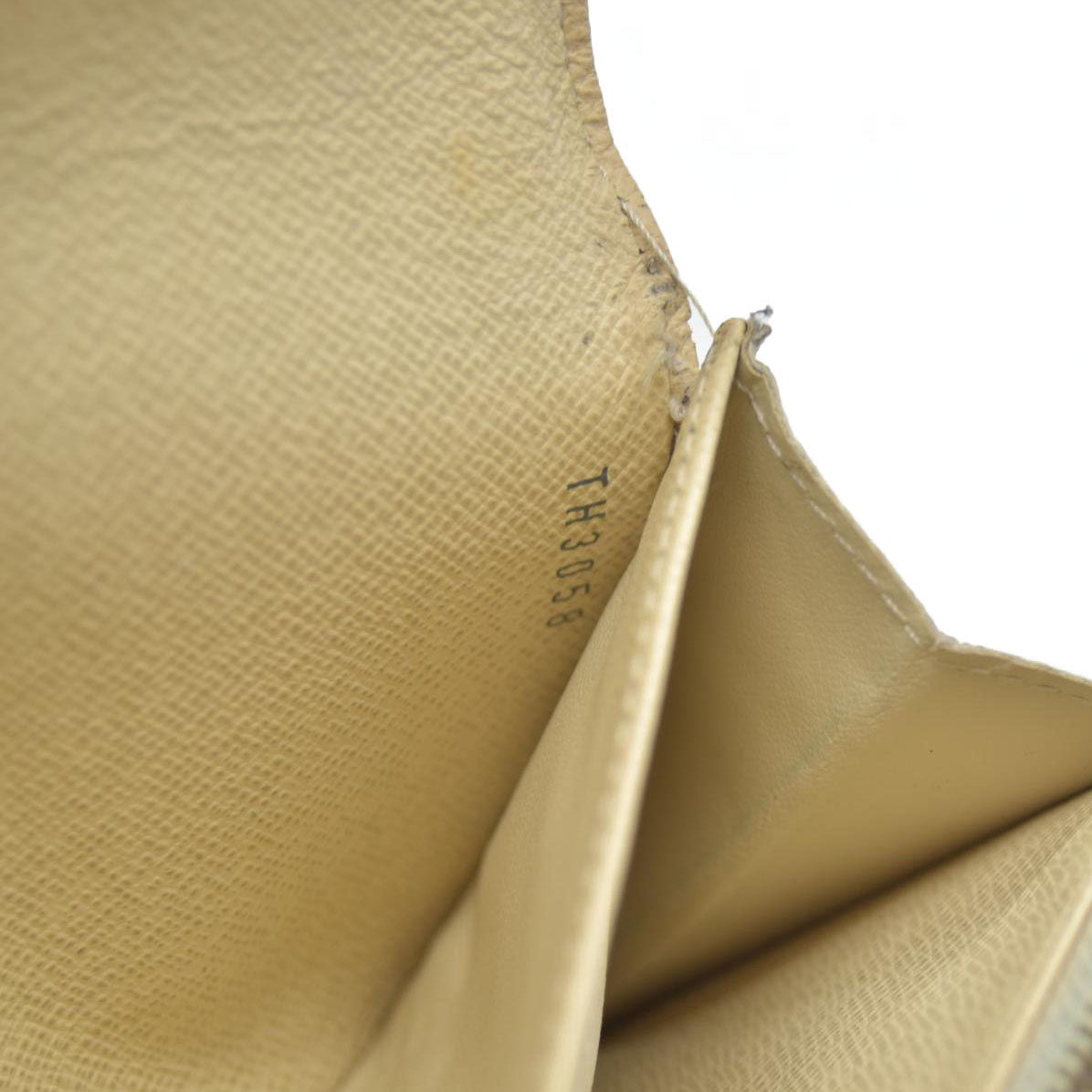 AUCTION $720 Louis Vuitton 2008 Damier Azur Pattern Sarah Wallet