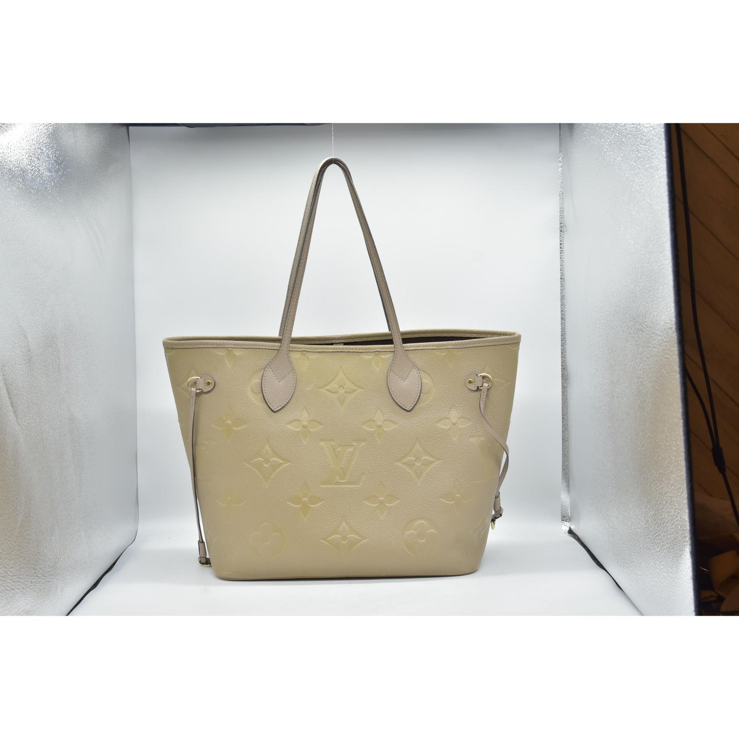 $2710 Louis Vuitton  Empreinte Monogram Giant Neverfull MM Tourterelle Tote